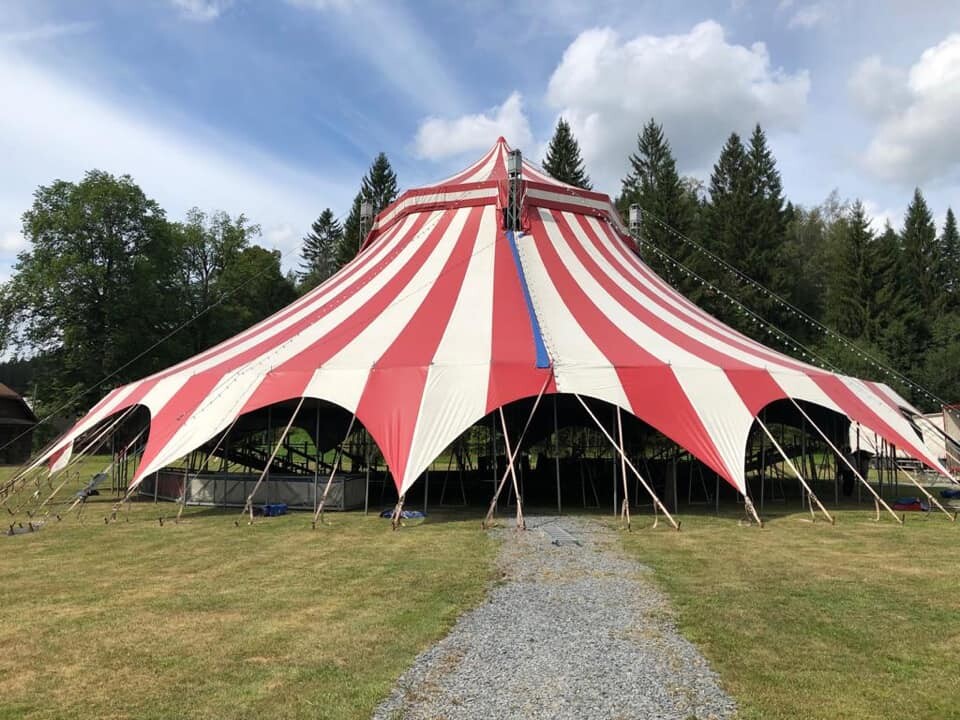 Cirkusové šapitó pod Spa hotelem Lanterna vztyčeno
