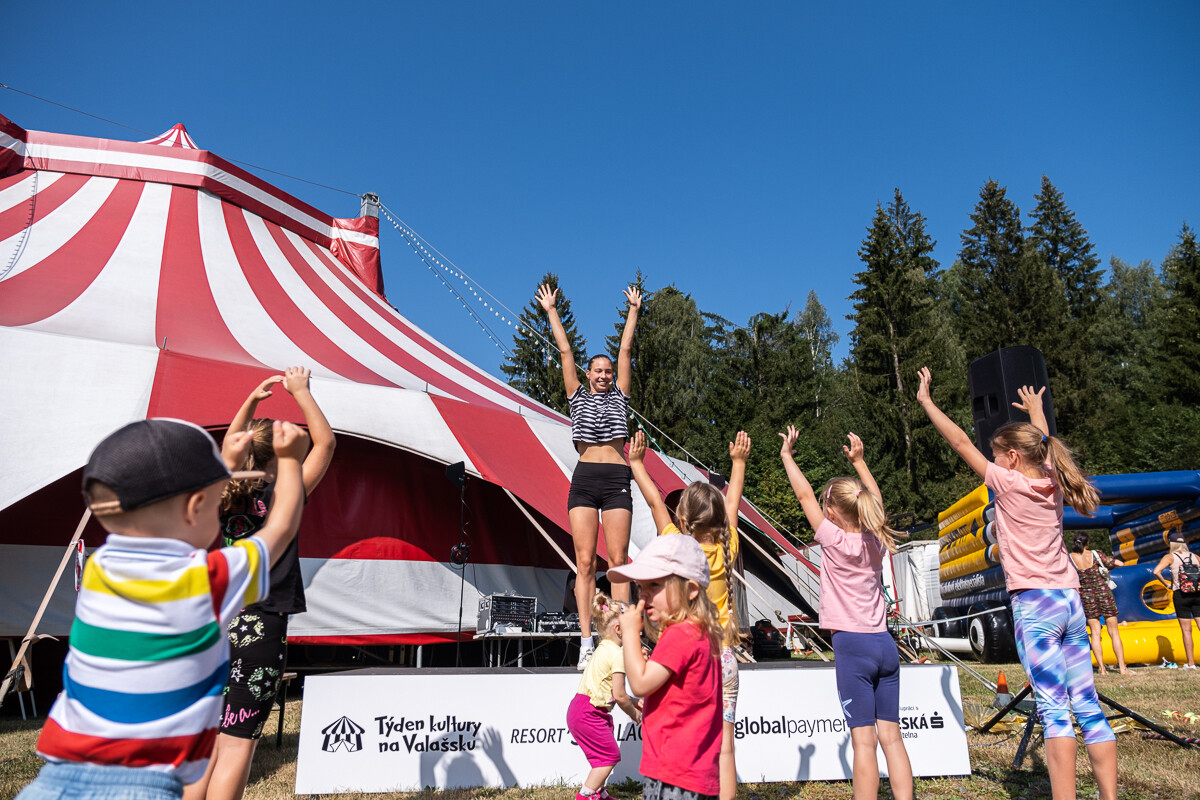 Rodinný den u šapitó s představením Bajaja (NAVĚTVI)