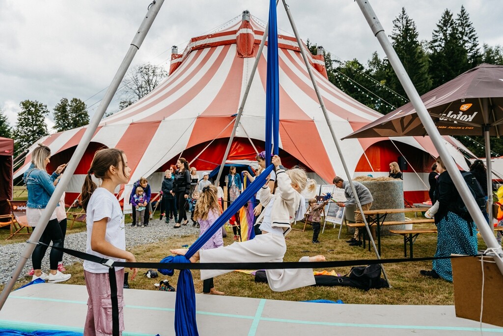 Týden kultury: Rodinný den u šapitó s představením Vejce vejci aneb Jurodiví dinosauři, 22. 8. 2026