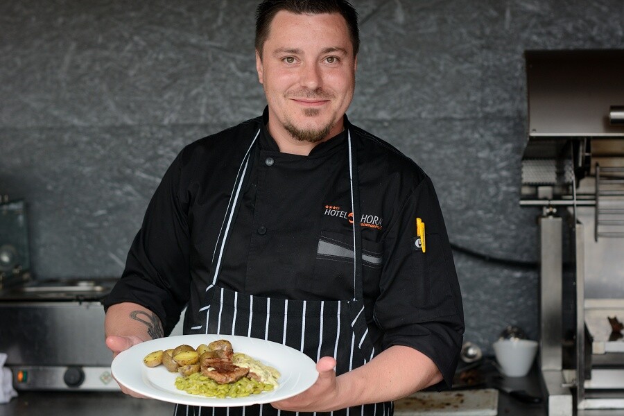 Grilování na terase Wellness hotelu Horal, 19. 7. 2025