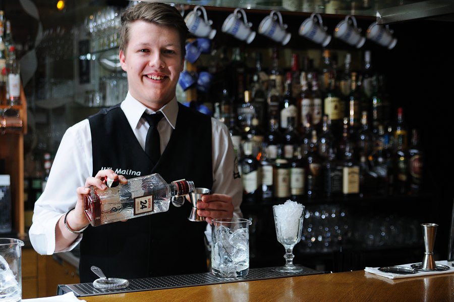 Barman Jiří Malina zabodoval v soutěži Bohemian Sour s drinkem „Touch of Valachy“
